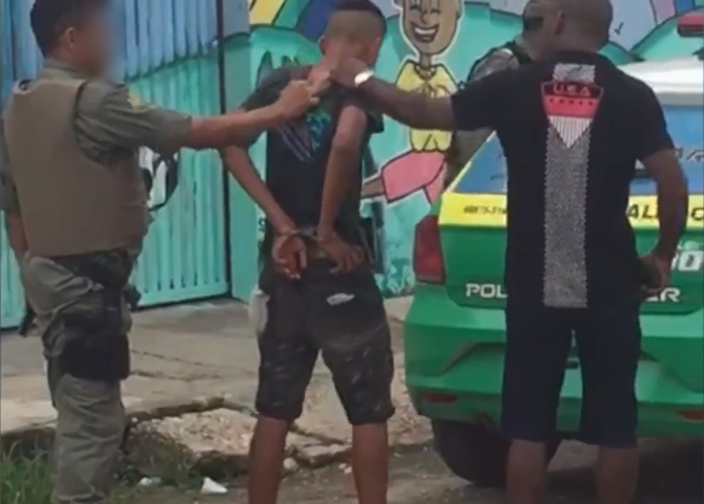 Vídeo mostra policiais militares agredindo adolescente apreendido.