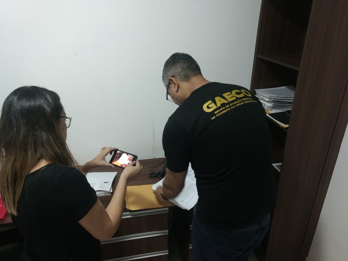 Equipes do GAECO cumpriram mandados de busca e apreensão em escritórios de advocacia.