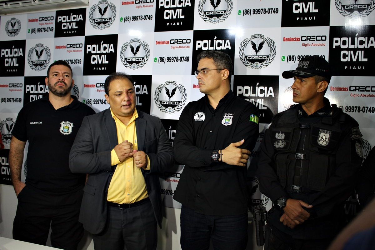 Equipe da Polícia Civil durante entrevista sobre Operação Cargas.