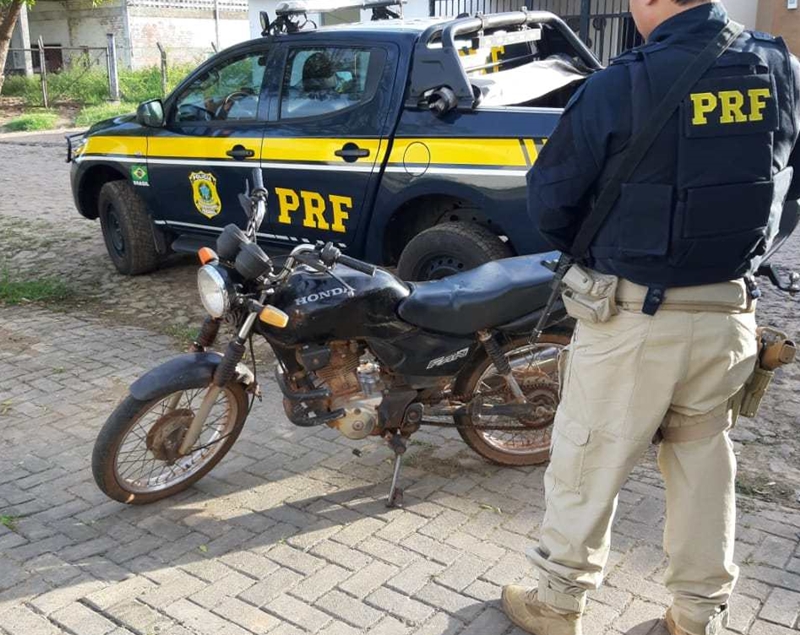 A motocicleta foi encontrada pelos policiais às margens do KM 212 da BR-343.