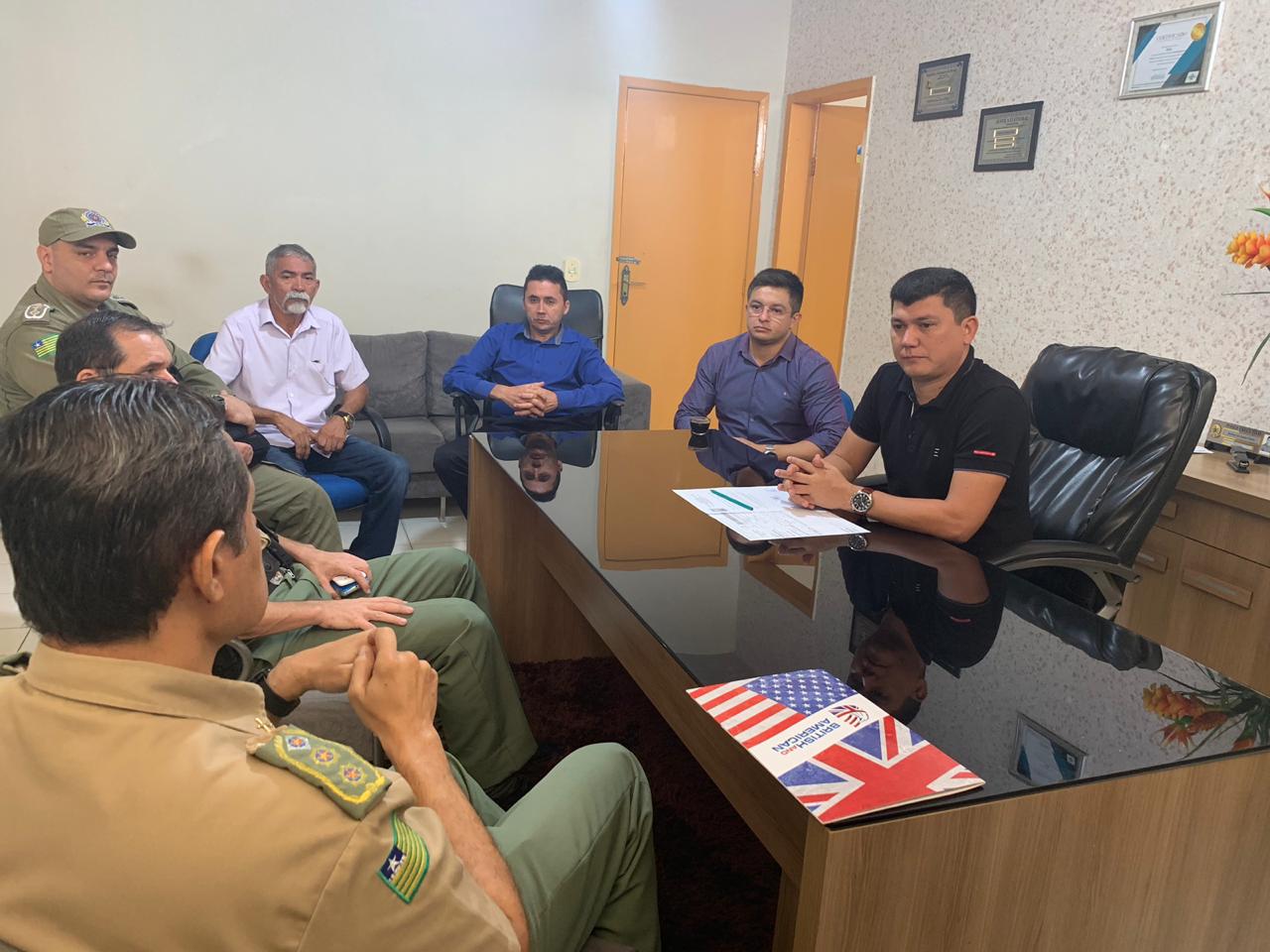 O prefeito de Cocal, Rubens Vieira (PSDB), em reunião com a Polícia Militar.