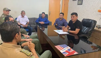 O prefeito de Cocal, Rubens Vieira (PSDB), em reunião com a Polícia Militar.