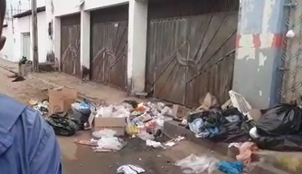 Popular denuncia falta de coleta de lixo em rua de Timon e cobra providências de Luciano Leitoa.
