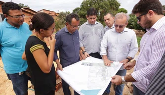 O prefeito Firmino Filho visitou o local