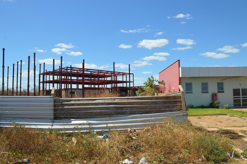 Obra do novo Hospital Regional de Picos está abandonada há 9 anos.