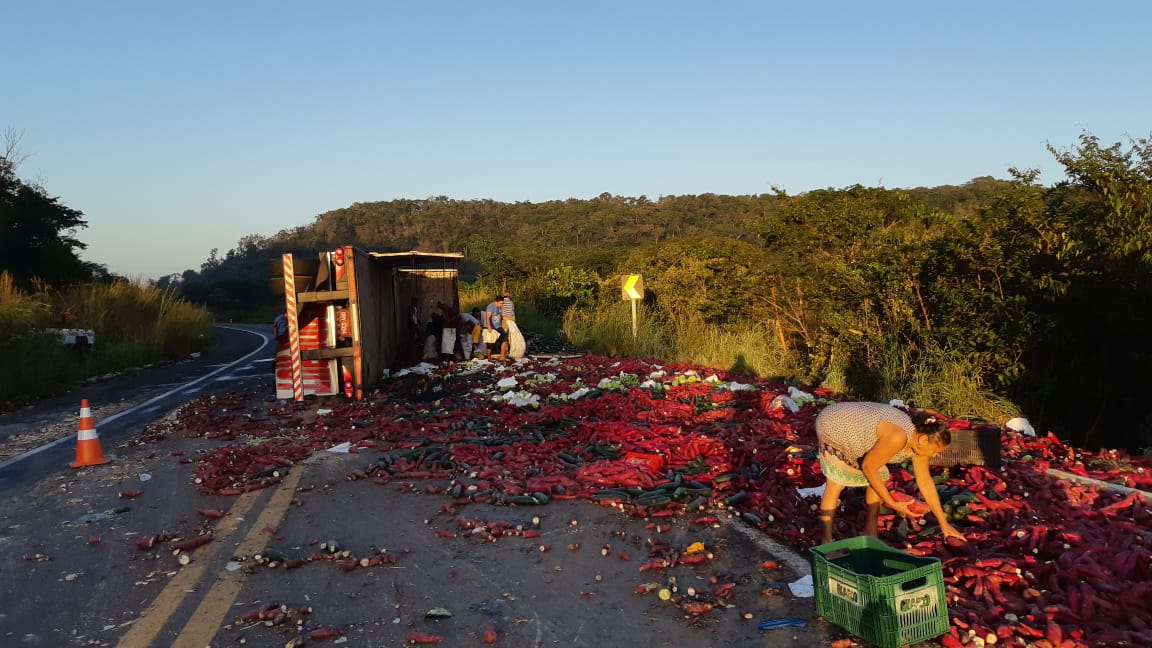 Um caminhão que transportava uma carga de verduras tombou na BR-343, em Altos.