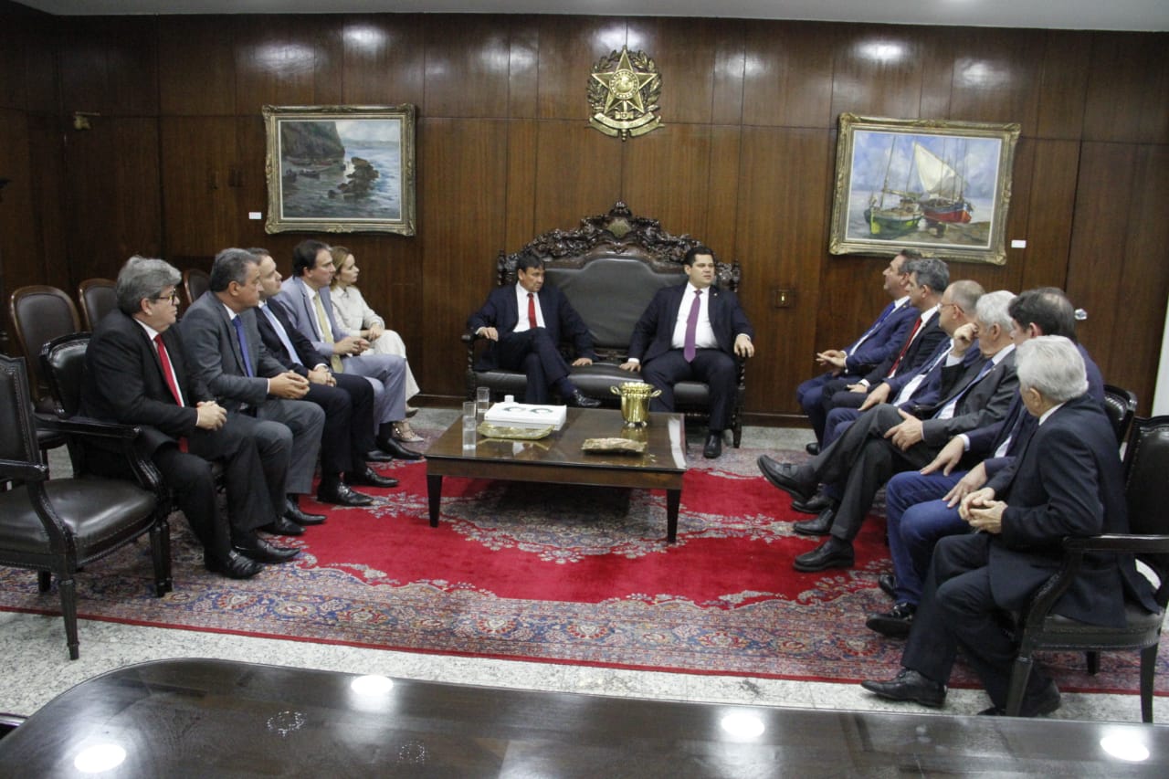 Wellington Dias durante reunião com parlamentares em Brasília.