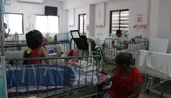 Deputados visitam hospital infantil