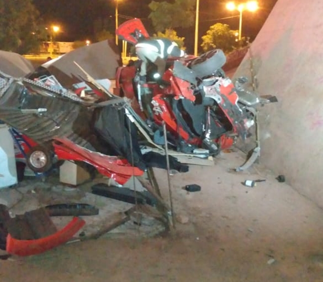 O Audi colidiu com uma banca de revistas no Complexo da Ponte Estaiada.