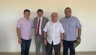 Prefeito de Cocal, governador do Piauí e deputados reunidos.