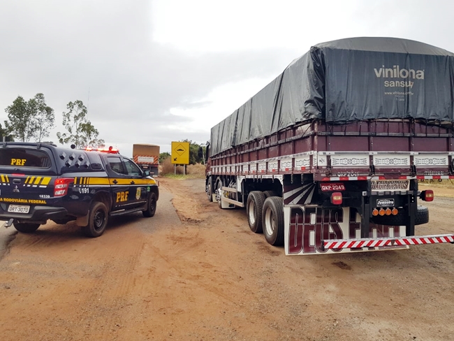 Veículo e carga de madeira apreendidos pela PRF.