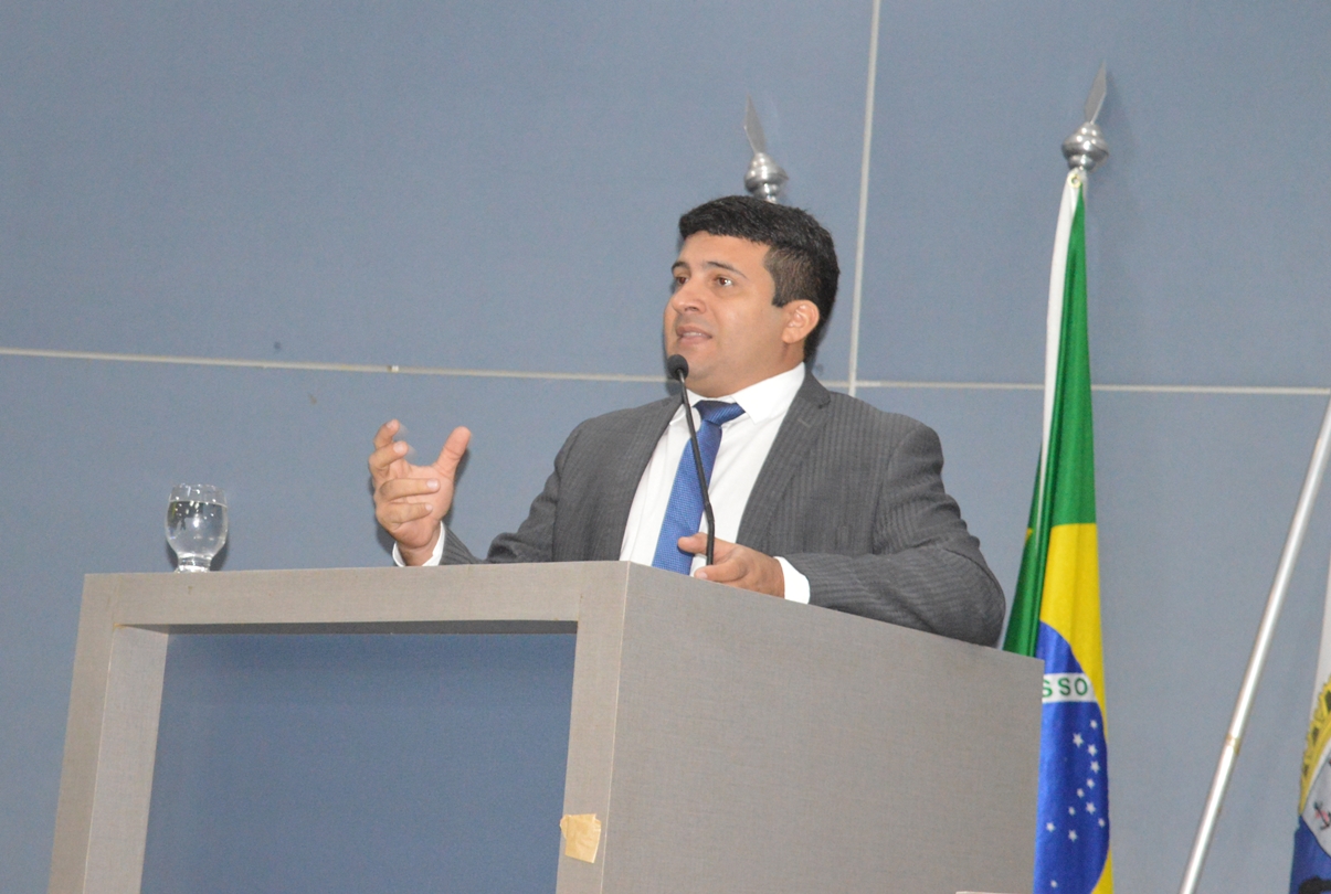 Vereador Deolindo Moura (PT) em pronunciamento na Câmara Municipal.