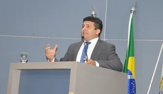 Vereador Deolindo Moura (PT) em pronunciamento na Câmara Municipal.