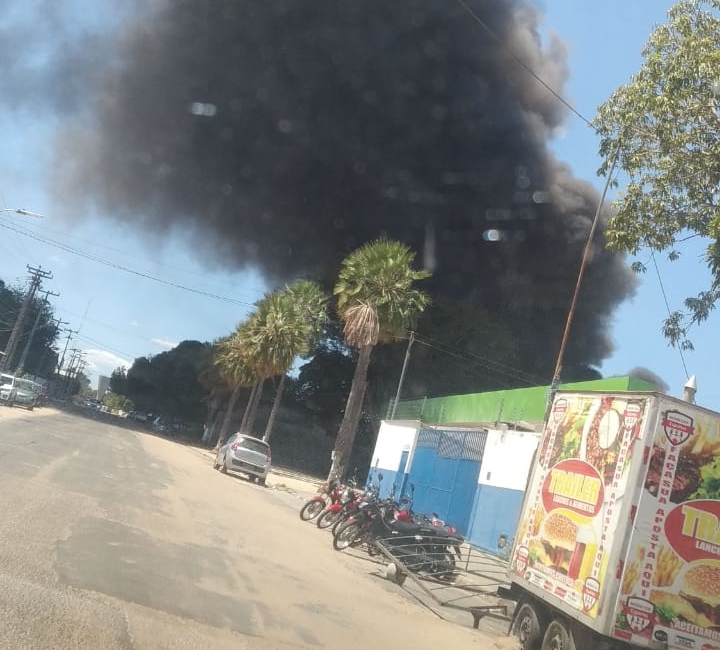 Incêndio de grandes proporções atinge fábrica de borracha no Distrito Industrial.