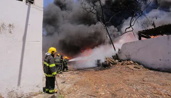 Chamas continuam no local