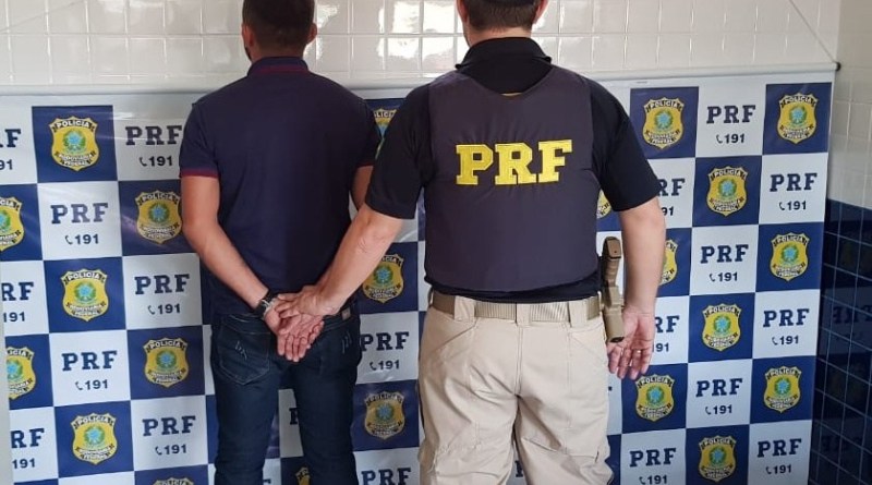 Agentes da PRF prenderam em Piripiri um homem com mandado de prisão em aberto pela Justiça de SP.