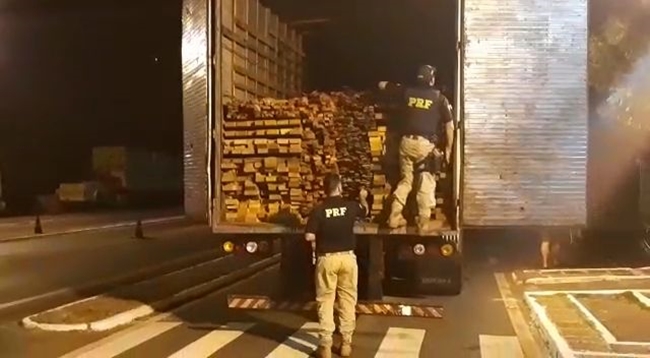Uma carga de 50,4 m³ de madeira serrada sem licença foi apreendida pela PRF.