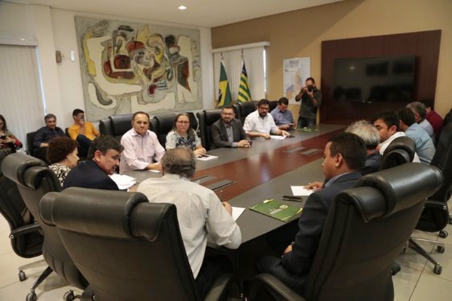 Wellington Dias se reúne com prefeitos de municípios do Piauí.