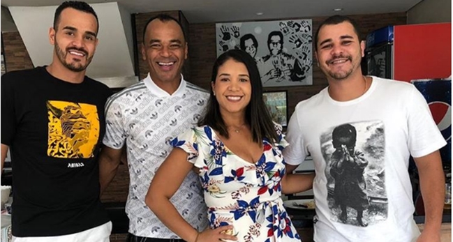Daniel é o de camisa branca.