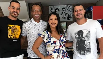 Daniel é o de camisa branca.