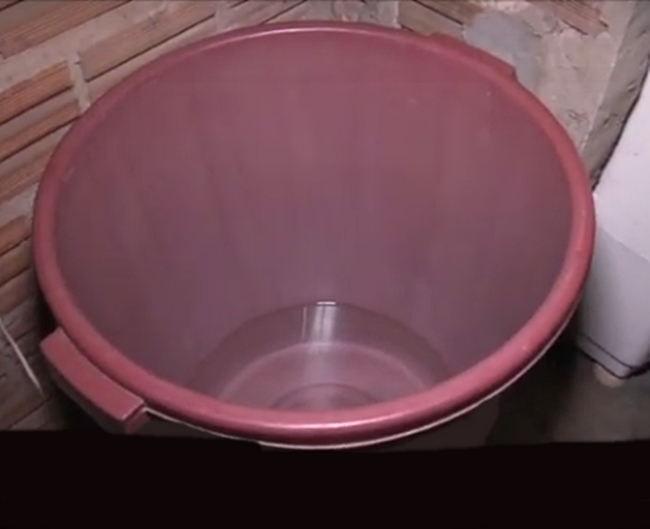 Moradores tem que encher baldes para armazenar água.