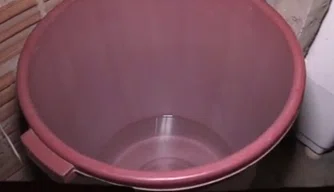 Moradores tem que encher baldes para armazenar água.
