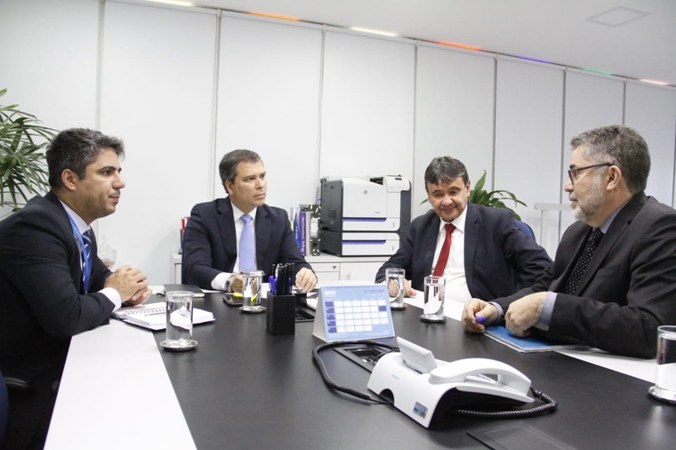 Wellington Dias em reunião com o diretor do Banco Regional de Brasília.