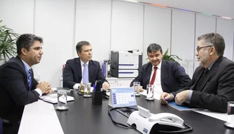 Wellington Dias em reunião com o diretor do Banco Regional de Brasília.
