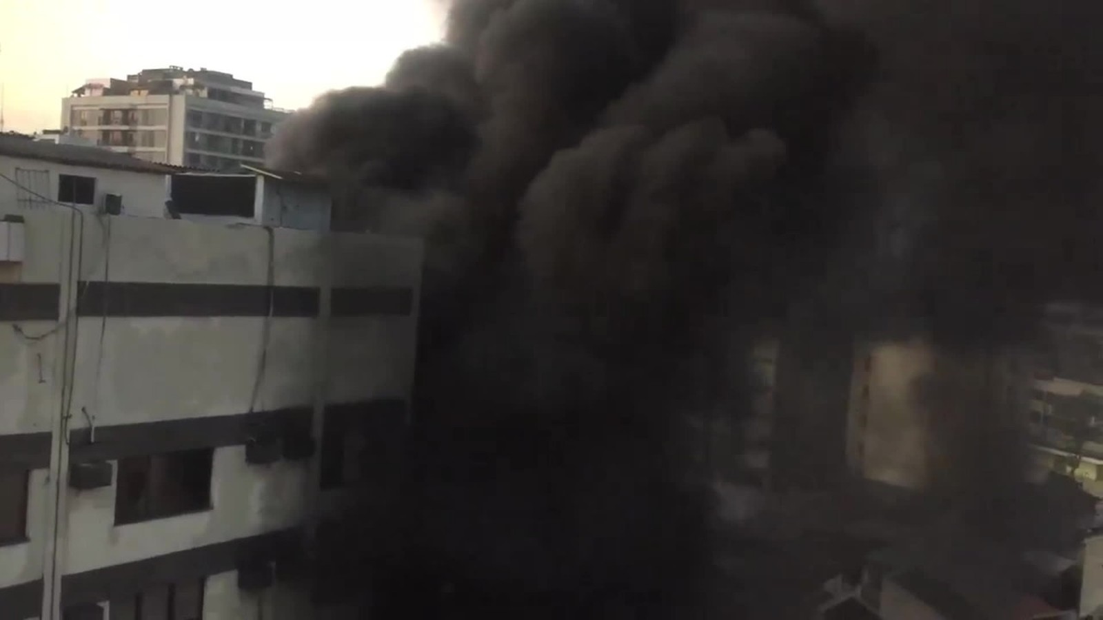 Incêndio de grandes proporções atingiu o prédio 1 do Hospital Badim no Rio de Janeiro.