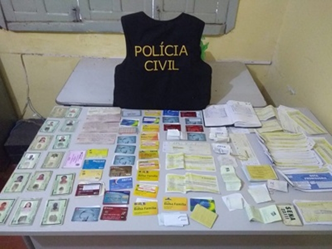 Cartões magnéticos e documentos pessoais apreendidos na operação em Marcos Parente.