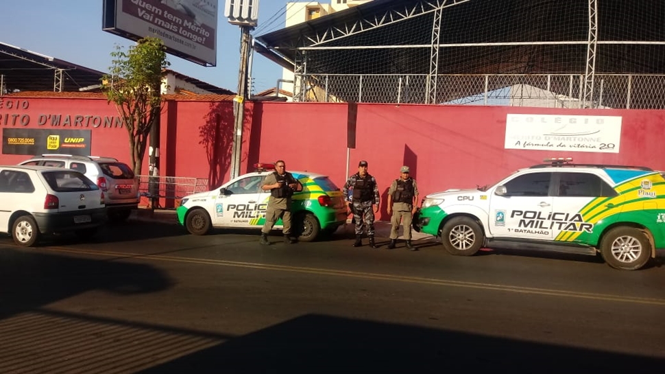 Agentes da Polícia Militar do Piauí na entrada do Colégio Mérito D´Martonne.