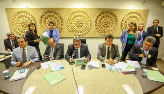 Deputados estaduais aprovaram empréstimos do Executivo em reunião na CCJ.