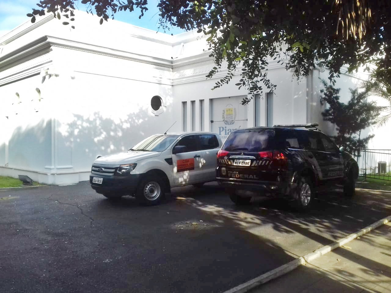 Agentes da Polícia Federal e da CGU cumprem mandados em endereços do Governo do Piauí.