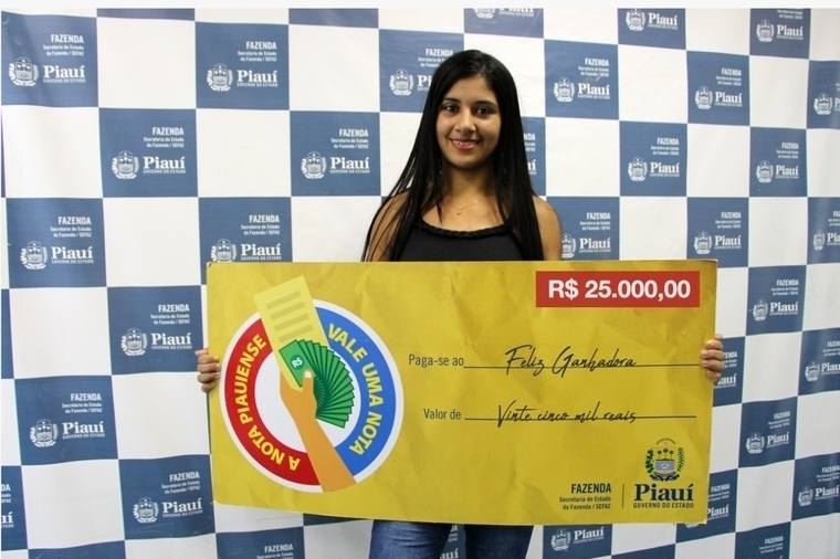 Estefânia Rodrigues da Silva, ganhadora dos R$ 25 mil da Nota Piauiense.