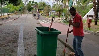 Serviços de limpeza no Parque Potycabana, zona Leste de Teresina.