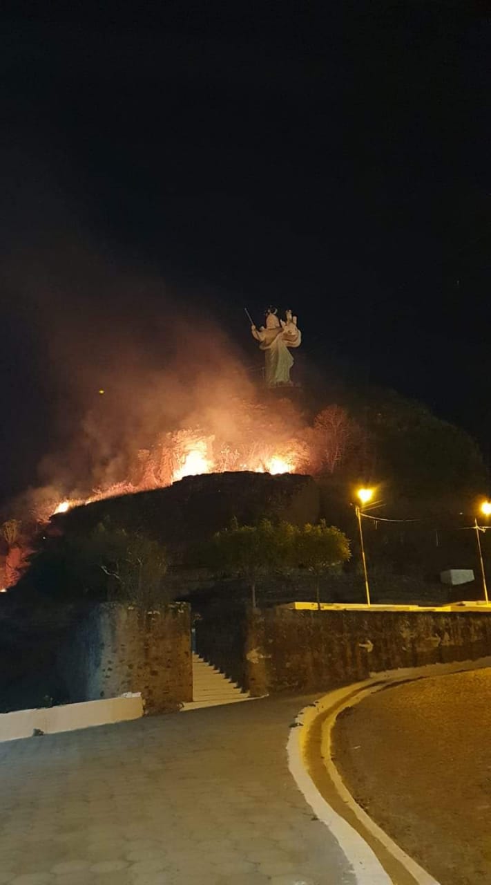 Fogo no Morro do Leme