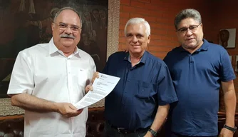 Secretário Osmar Júnior, Themístocles Filho e o relator da proposta, deputado João Madison.