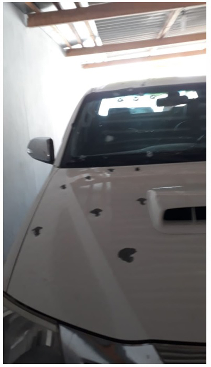 Carro do vereador crivado de balas.