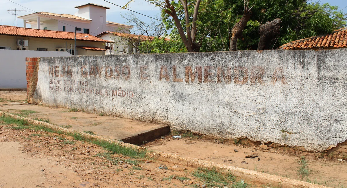 Muro externo da Unidade Escolar Gayoso e Almendra.