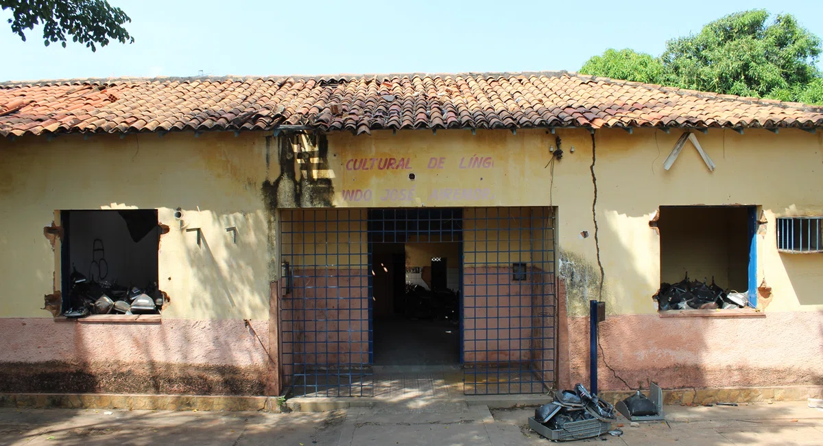 Unidade Escolar Gayoso e Almendra, no bairro Aeroporto, encontra-se abandonada.