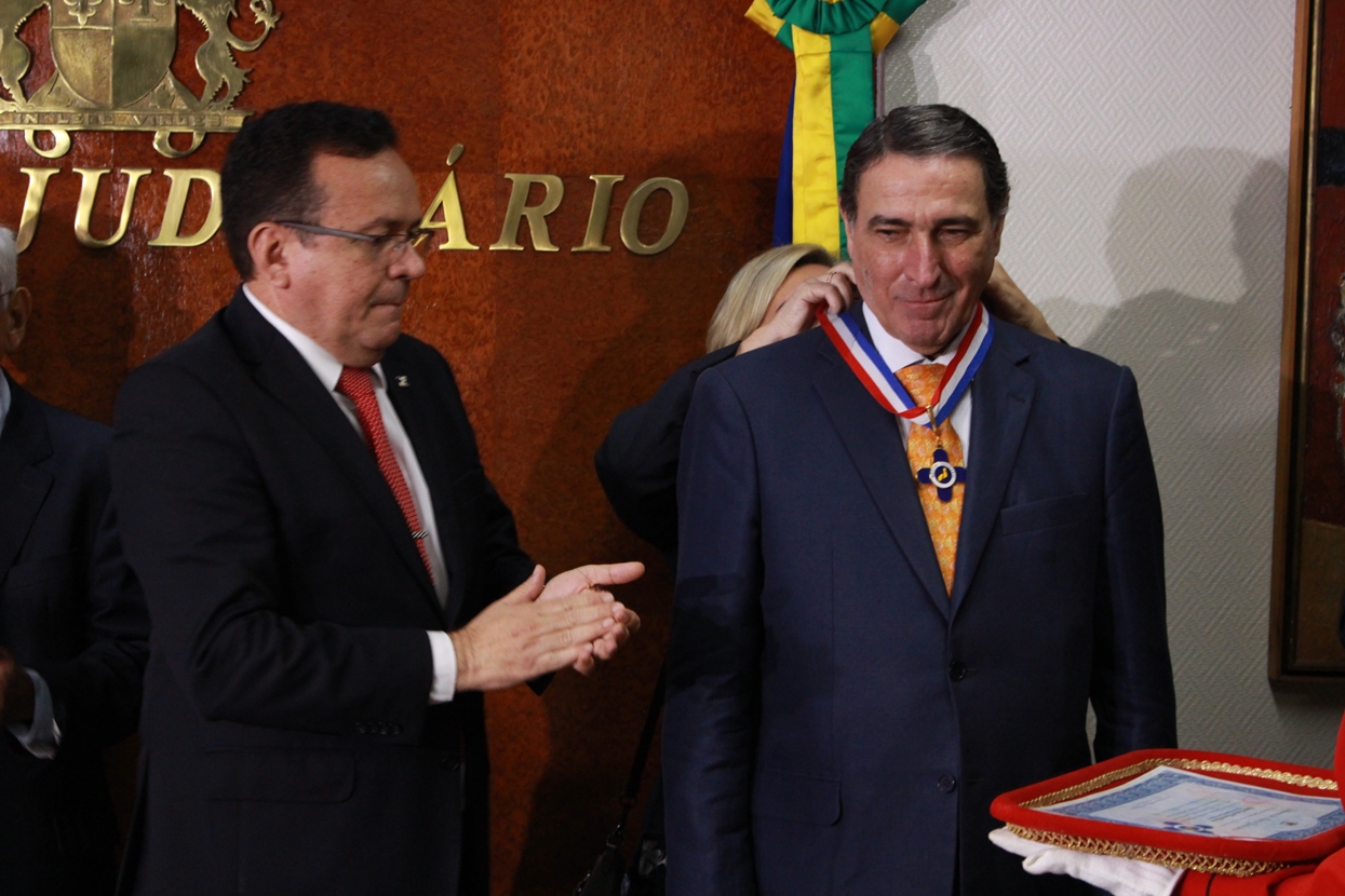 Ministro Moura Ribeiro, do STJ, recebeu Medalha da Ordem do Mérito Judiciário.