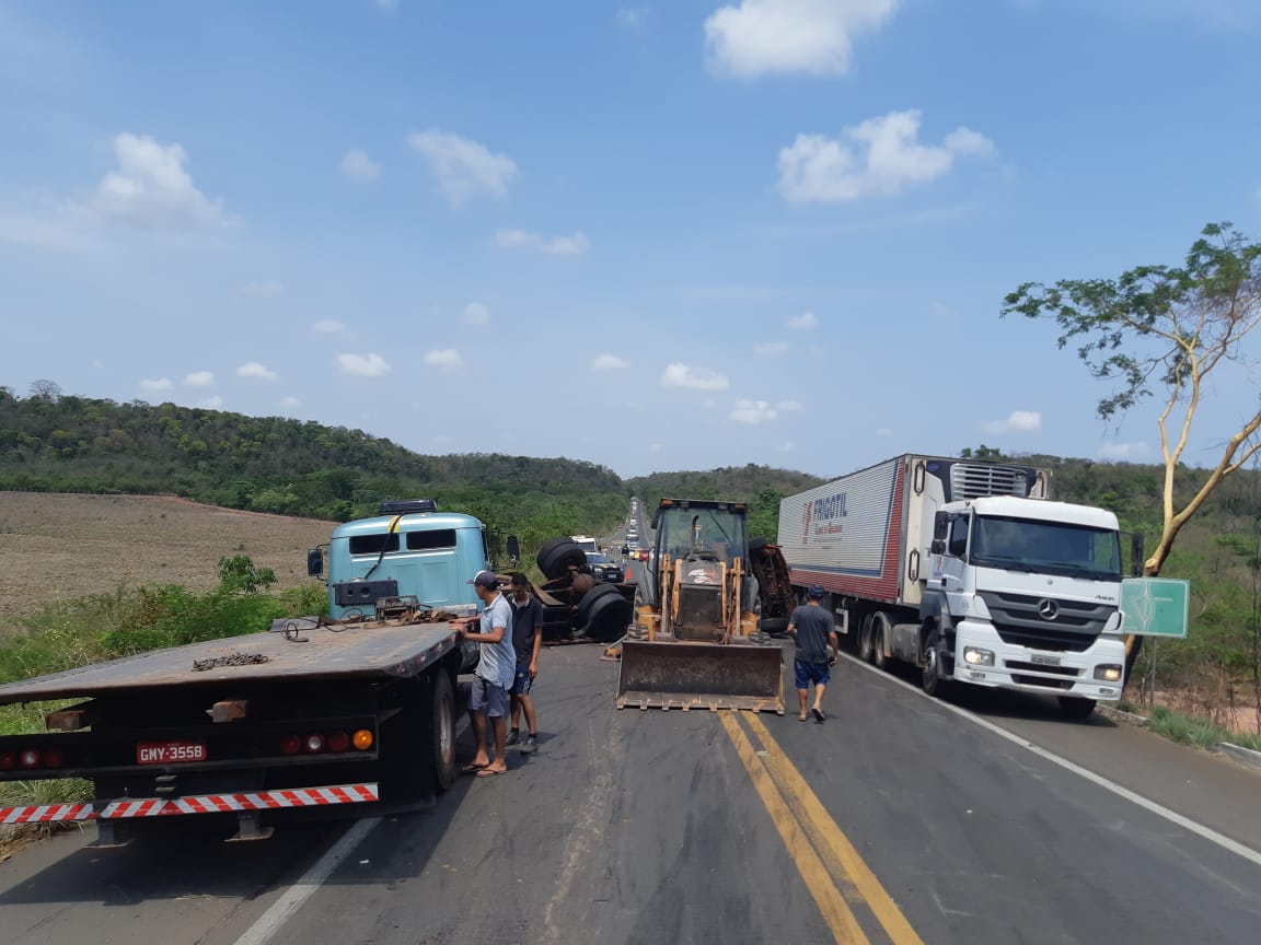 Caminhão com carga de couro de carneiro e sal tombou na BR 343, em Altos.