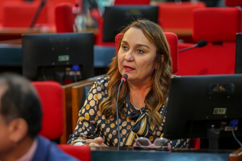 Deputada Flora Izabel (PT) em discurso na Assembleia Legislativa