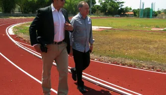 Visita à pista de atletismo.