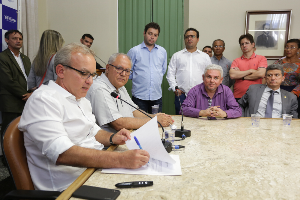 Prefeito Firmino Filho assina Projeto de Lei para construção de escolas em tempo integral.