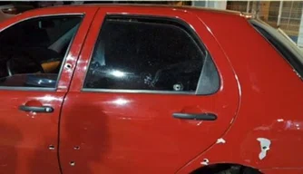 Carro da vítima foi alvejado pelos disparos.