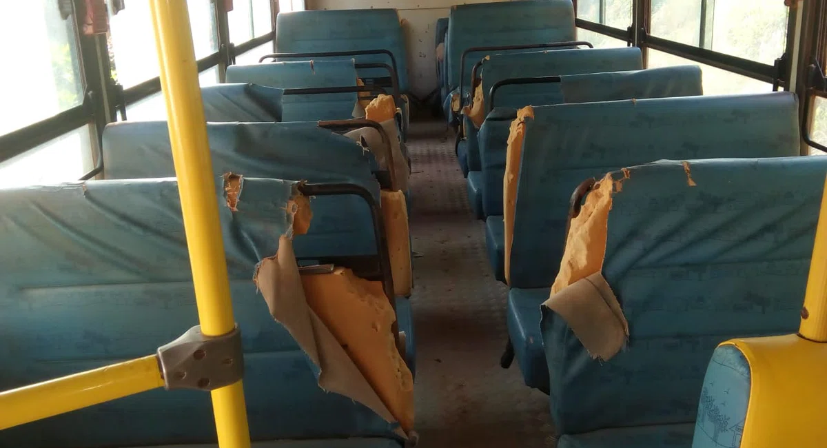 ônibus escolar parado e quebrado