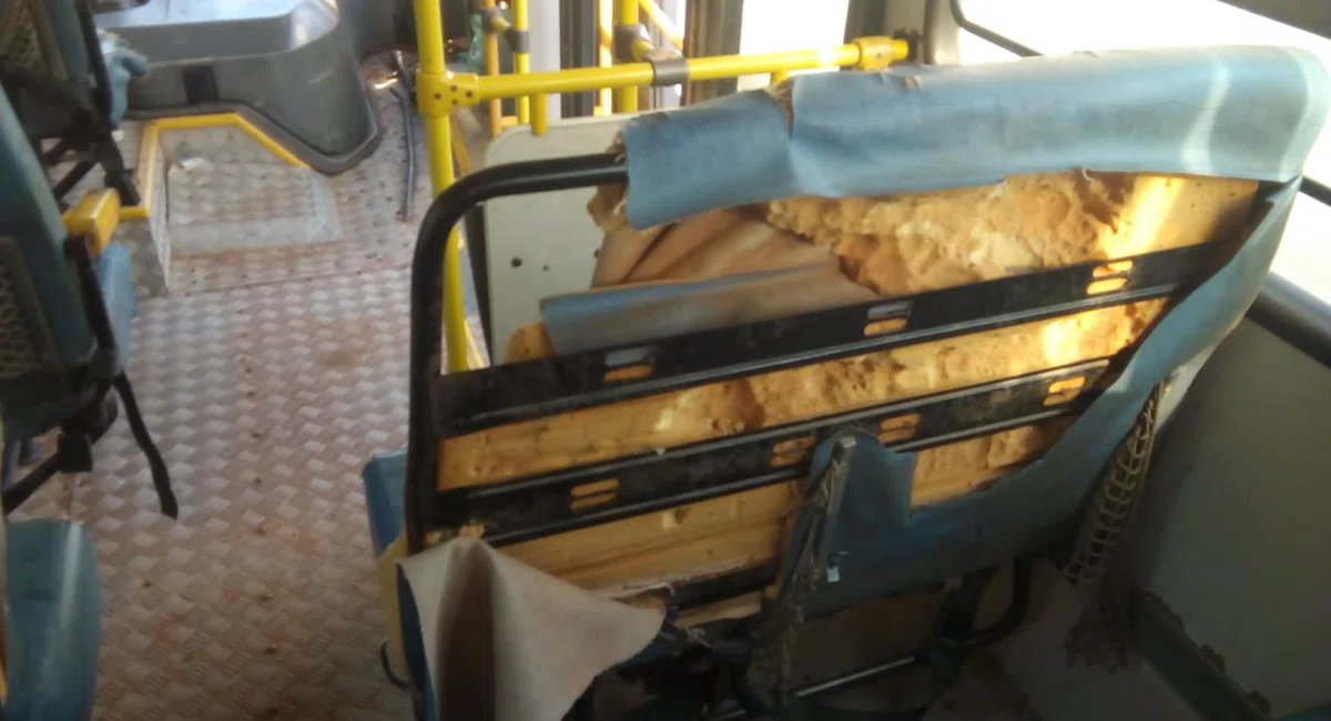 ônibus escolar sucateado