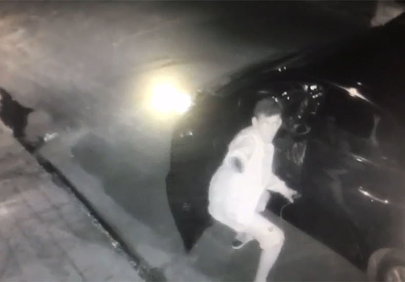 Câmeras de segurança registraram o momento em que criminosos roubam o carro de um motorista de aplicativo
