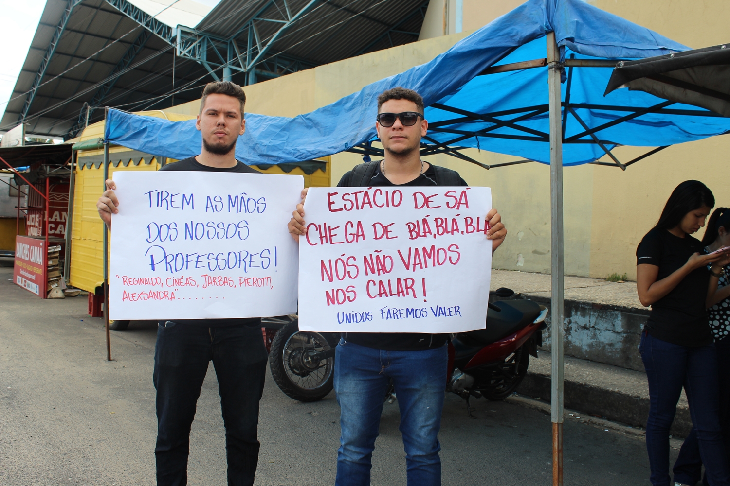 Estudantes da Estácio Teresina protestam contra demissões e valores de mensalidade.
